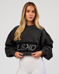 Woman wearing A-Team Sweater Oversize - Onyx-Black | Model:Issy | Size:XS | Thumbnail Index: 2