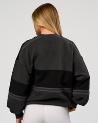 Woman wearing A-Team Sweater Oversize - Onyx-Black | Model:Issy | Size:XS | Thumbnail Index: 7
