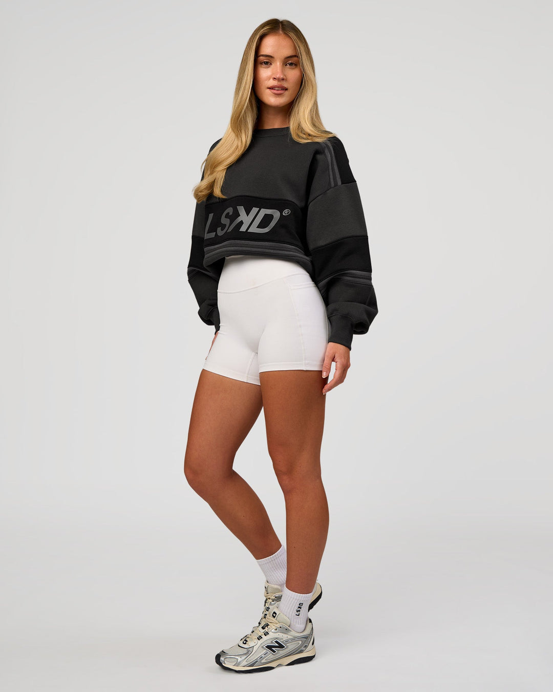Woman wearing A-Team Sweater Oversize - Onyx-Black | Model:Issy | Size:XS - view 10