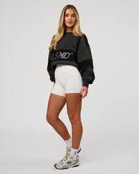 Woman wearing A-Team Sweater Oversize - Onyx-Black | Model:Issy | Size:XS | Thumbnail Index: 9