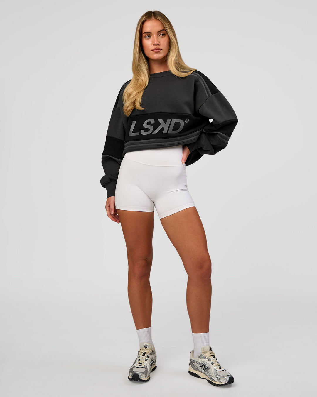 Woman wearing A-Team Sweater Oversize - Onyx-Black | Model:Issy | Size:XS - view 12