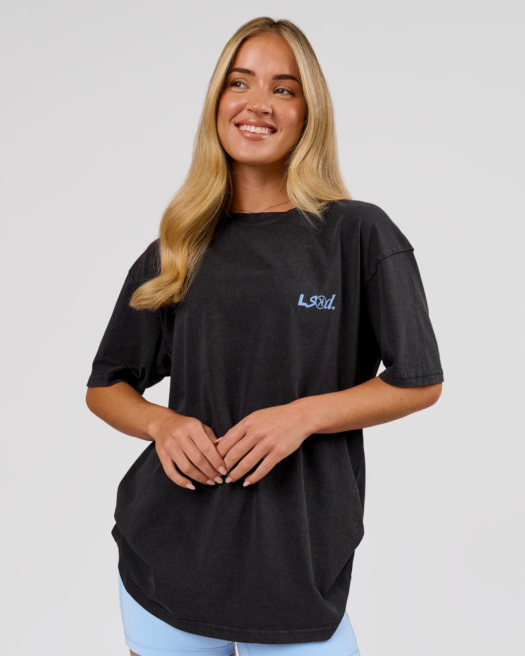 Woman wearing Blended FLXCotton Oversize Tee  - Black Washed | Model:Issy | Size:XS - view 6