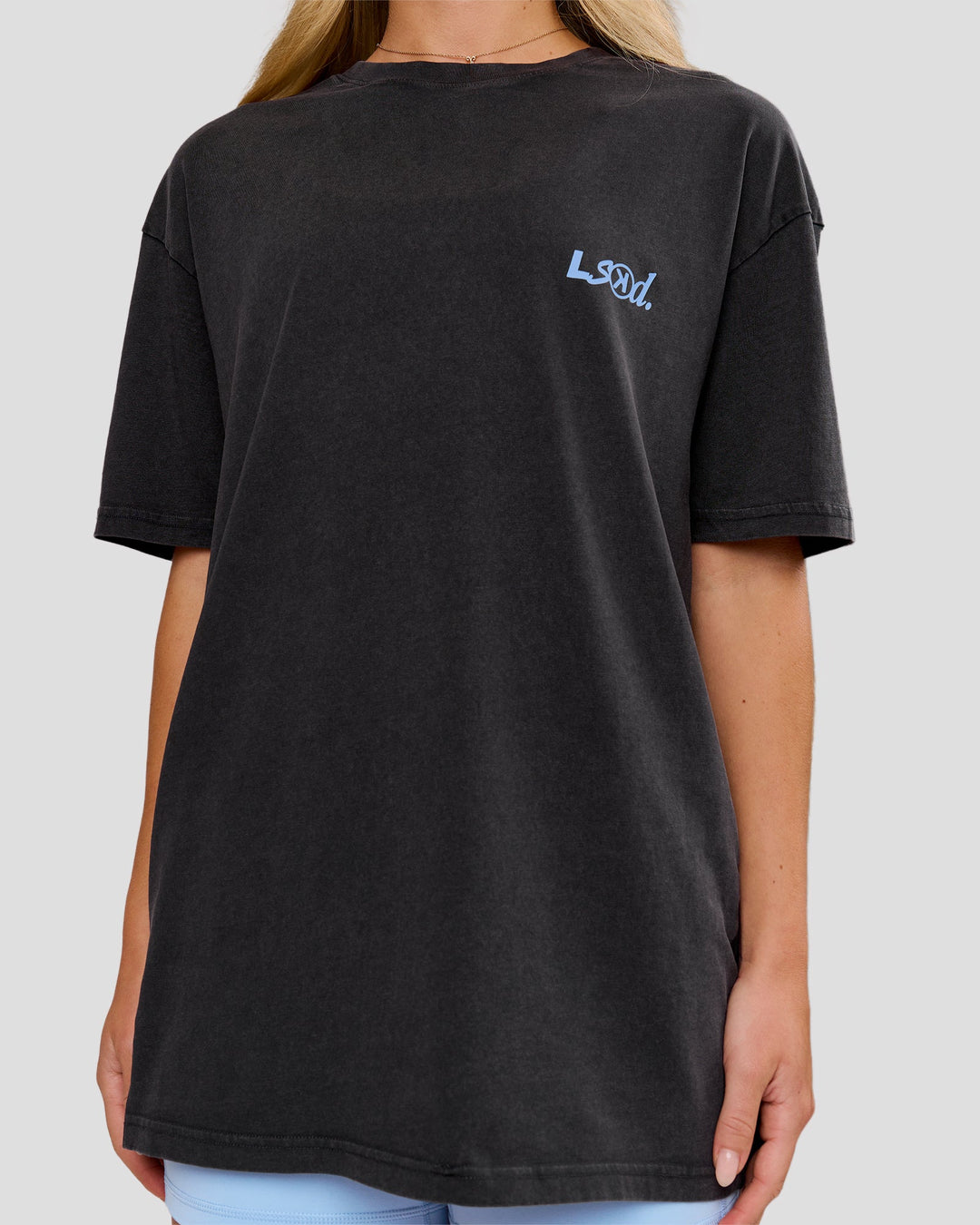 Woman wearing Blended FLXCotton Oversize Tee  - Black Washed | Model:Issy | Size:XS - view 9