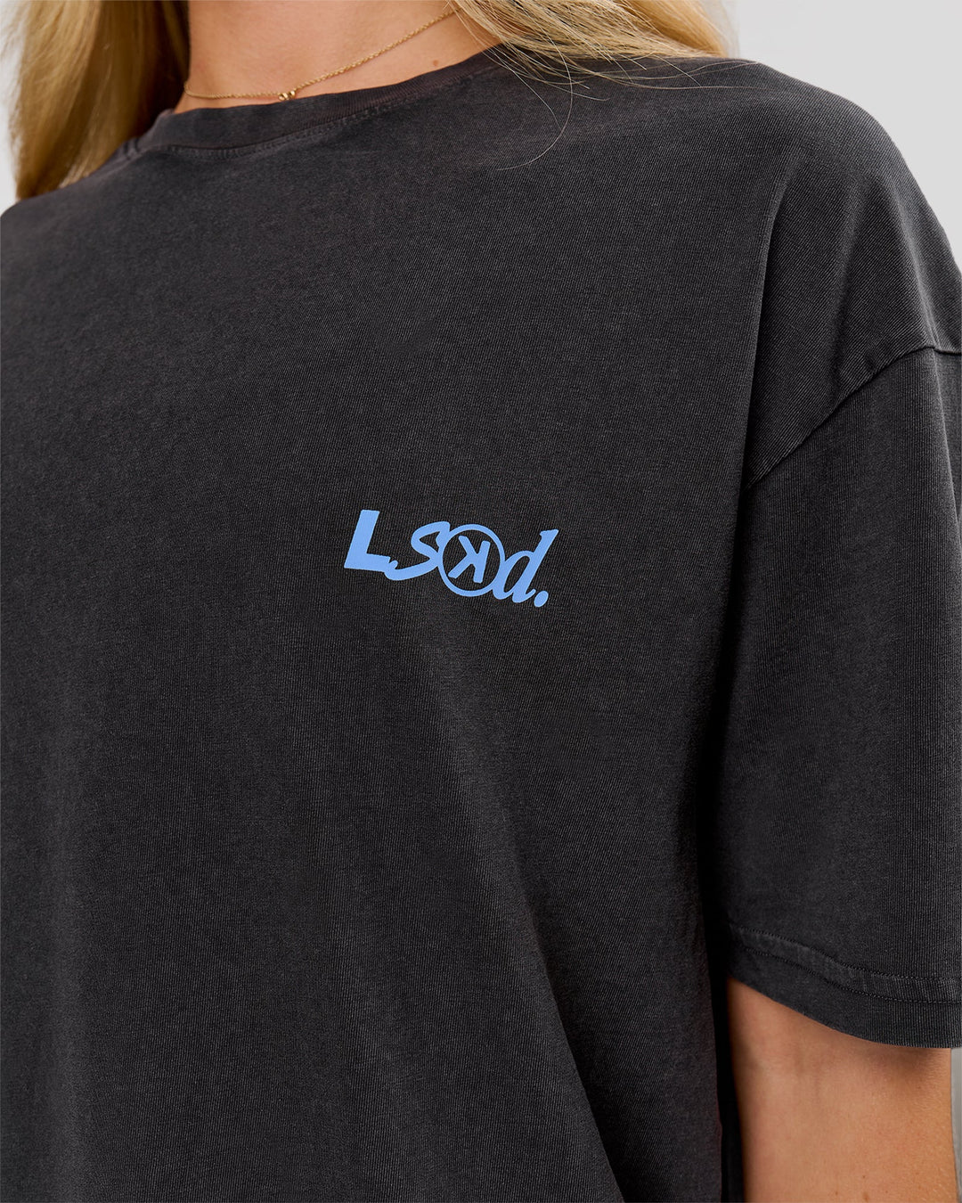 Woman wearing Blended FLXCotton Oversize Tee  - Black Washed | Model:Issy | Size:XS - view 15