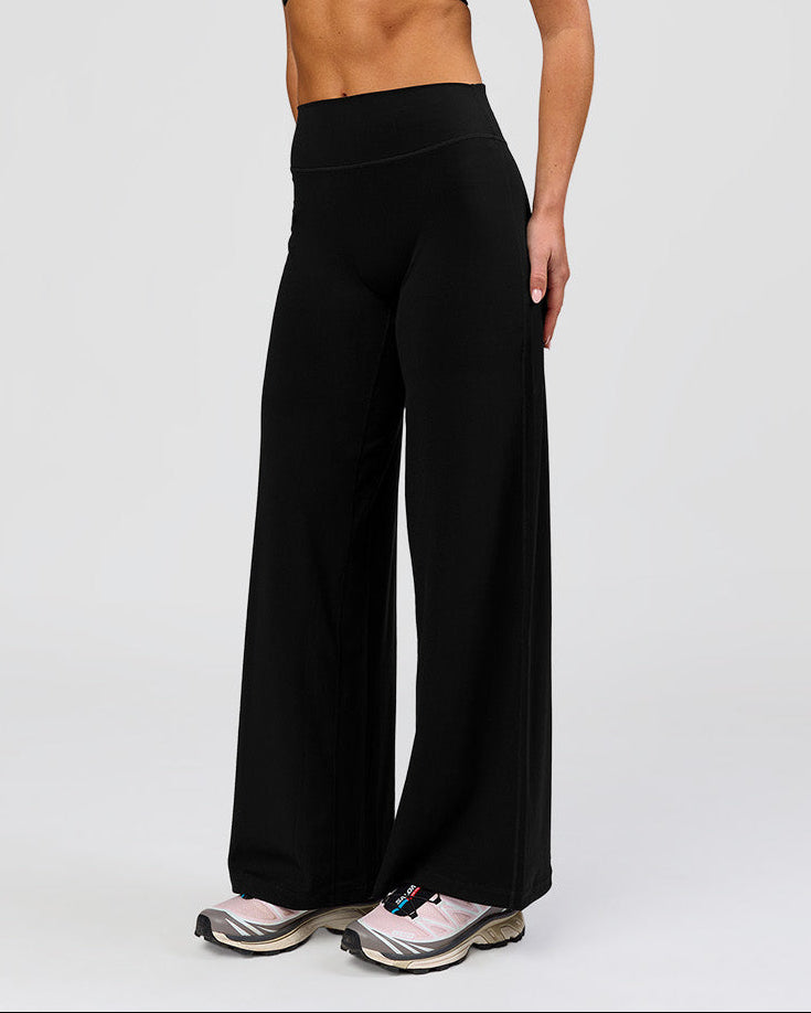 Woman wearing Elixir High-Rise Petite Pant - Black | Model:Issy | Size:XS - view 4