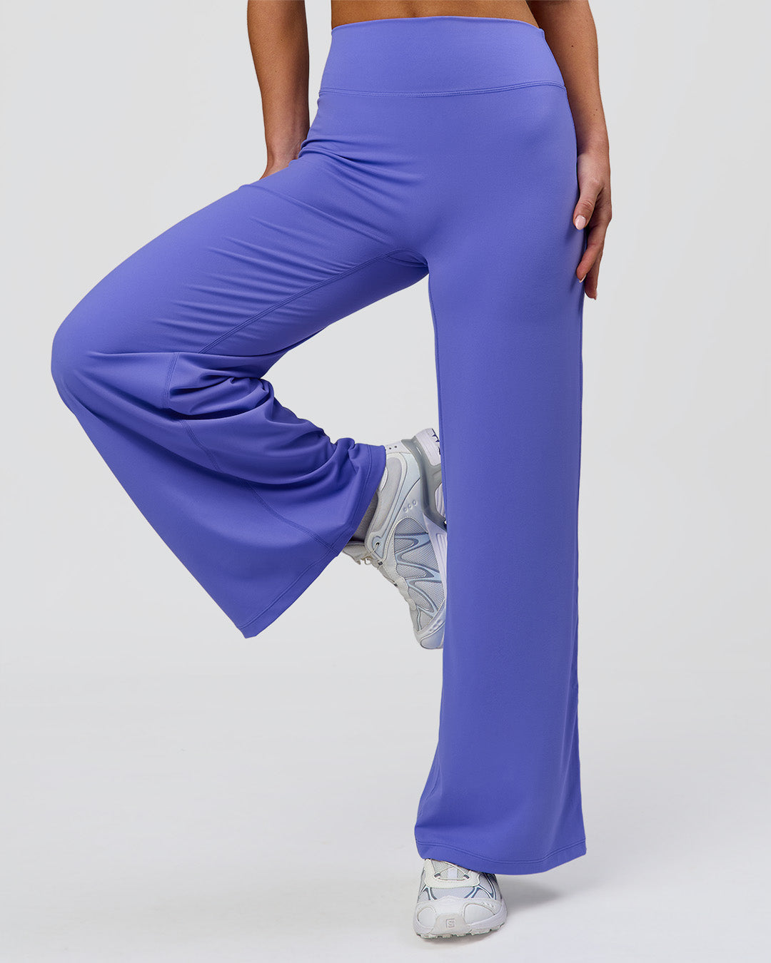 Woman wearing Elixir High-Rise Petite Pant - Bluebell | Model:Issy | Size:XS - view 4