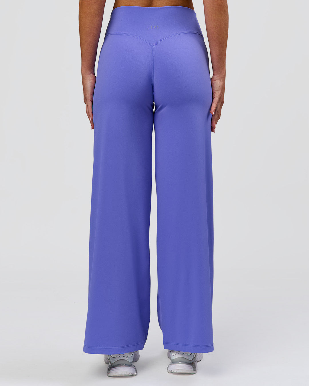 Woman wearing Elixir High-Rise Petite Pant - Bluebell | Model:Issy | Size:XS - view 3