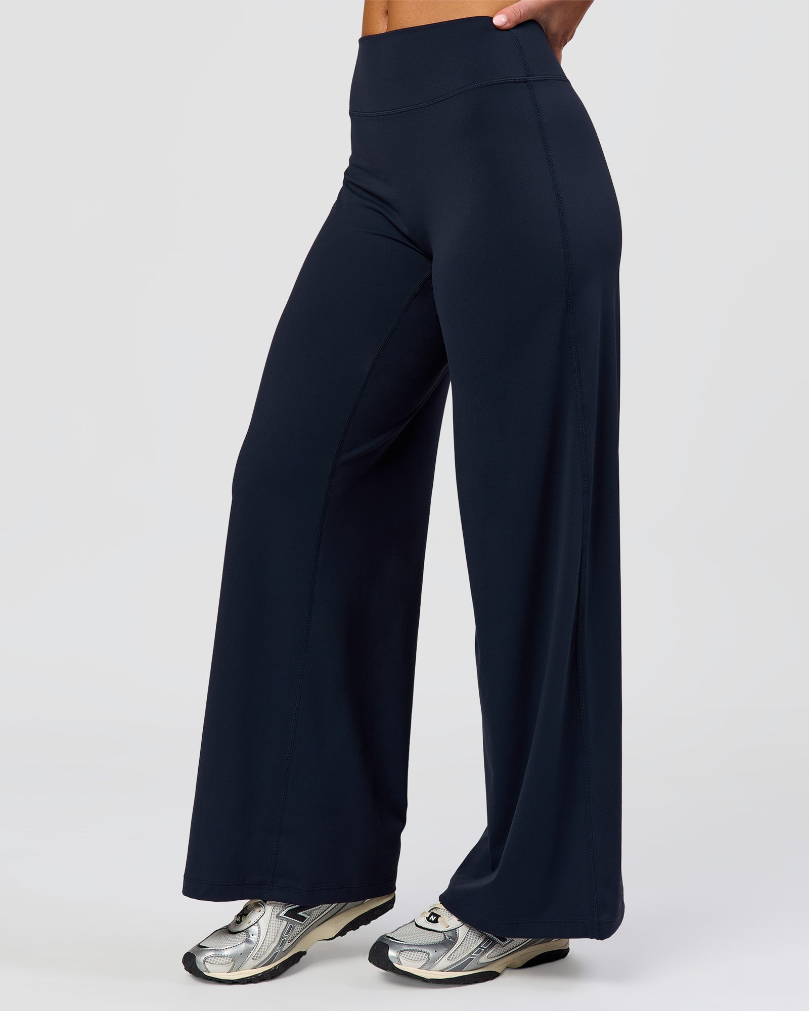 Woman wearing Elixir High-Rise Petite Pant - Midnight Navy | Model:Issy | Size:XS