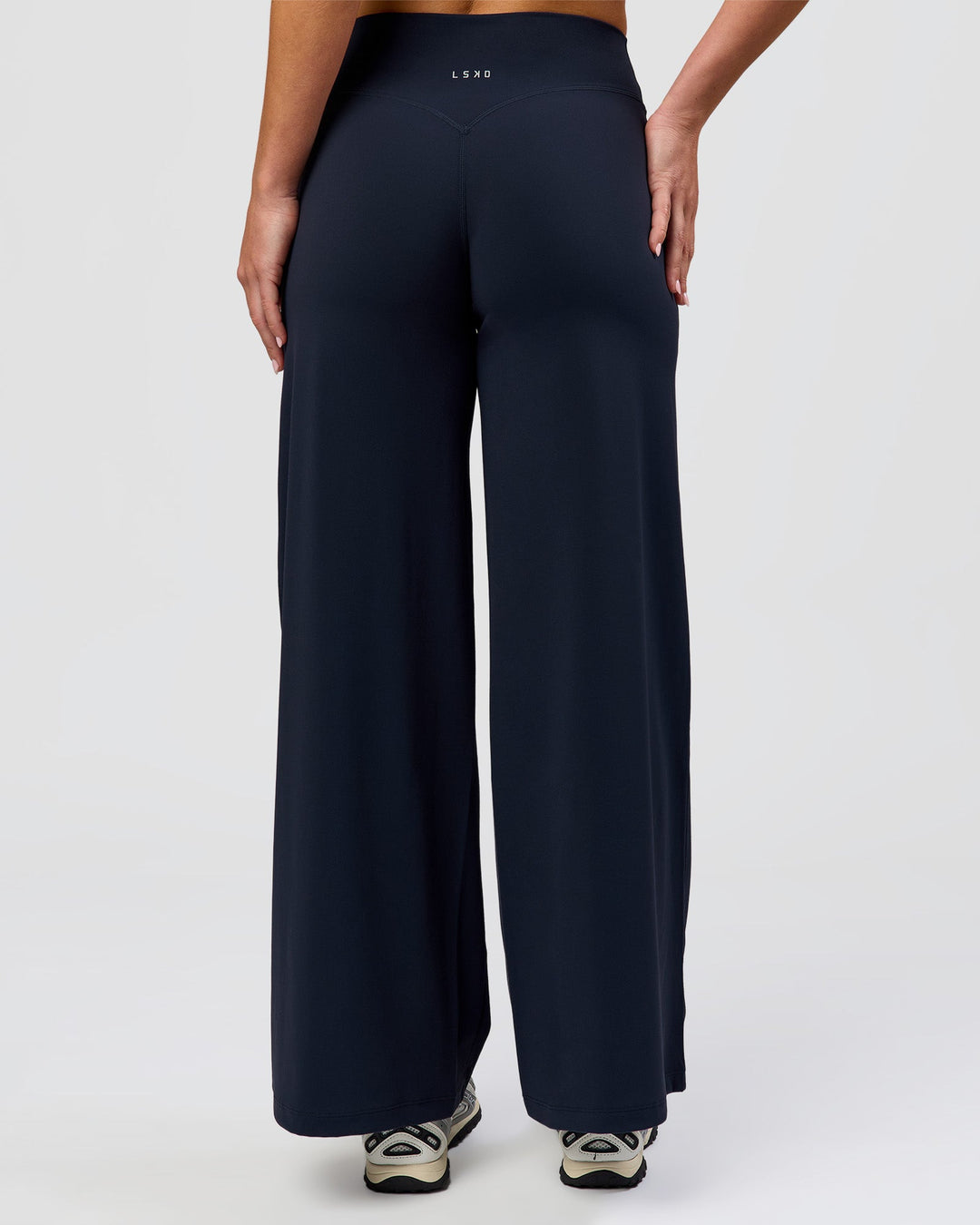 Woman wearing Elixir High-Rise Petite Pant - Midnight Navy | Model:Issy | Size:XS - view 4