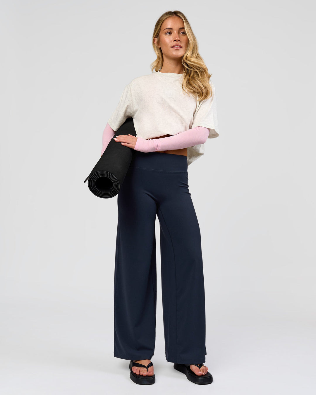 Woman wearing Elixir High-Rise Petite Pant - Midnight Navy | Model:Issy | Size:XS - view 5