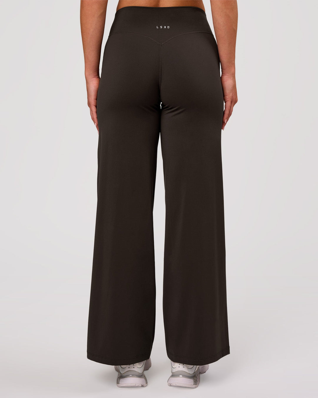 Woman wearing Elixir High-Rise Petite Pant - Ground Coffee | Model:Issy | Size:XS - view 4