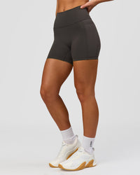 Woman wearing Fusion Ultra High-Rise 4" Short Pockets - Onyx | Model:Issy | Size:XS | Thumbnail Index: 7