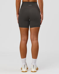Woman wearing Fusion Ultra High-Rise 6" Short Pockets - Onyx | Model:Issy | Size:XS | Thumbnail Index: 3