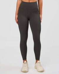 Woman wearing Fusion Ultra High-Rise 7/8 Legging Pockets - Onyx | Model:Issy | Size:XS | Thumbnail Index: 0