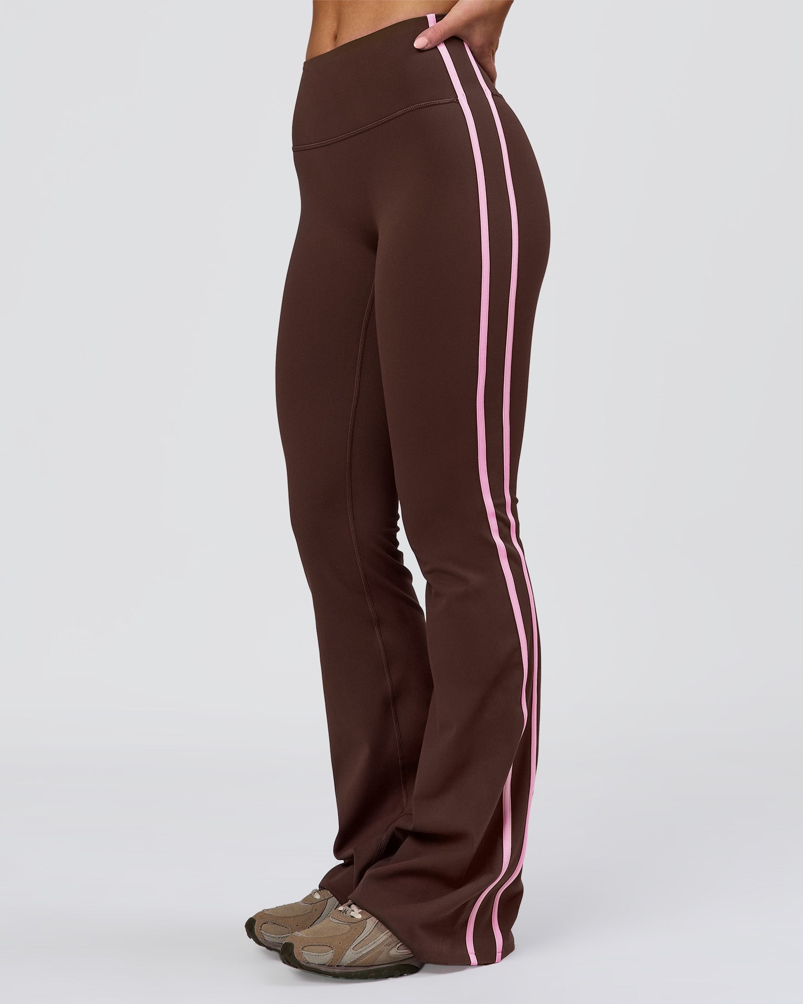 Woman wearing Fusion V-Contour Bind High-Rise Flared Legging - Hot Chocolate-Pink Rose | Model:Issy | Size:XS
