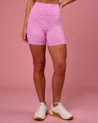 Woman wearing Fusion V-Contour Ultra High-Rise 4” Short Pockets - Energy Print Marshmallow | Model:Issy | Size:XS | Thumbnail Index: 3