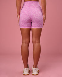 Woman wearing Fusion V-Contour Ultra High-Rise 4” Short Pockets - Energy Print Marshmallow | Model:Issy | Size:XS | Thumbnail Index: 7