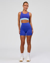 Woman wearing Fusion V-Contour Ultra High-Rise 4" Short Pockets - Power Cobalt | Model:Issy | Size:XS | Thumbnail Index: 4