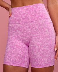 Woman wearing Fusion V-Contour Ultra High-Rise 6" Short Pockets - Energy Print Marshmallow | Model:Issy | Size:XS | Thumbnail Index: 2