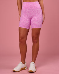 Woman wearing Fusion V-Contour Ultra High-Rise 6" Short Pockets - Energy Print Marshmallow | Model:Issy | Size:XS | Thumbnail Index: 6