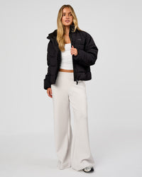 Woman wearing Go-To Puffer Jacket - Black | Model:Issy | Size:XS