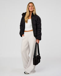 Woman wearing Go-To Puffer Jacket - Black | Model:Issy | Size:XS