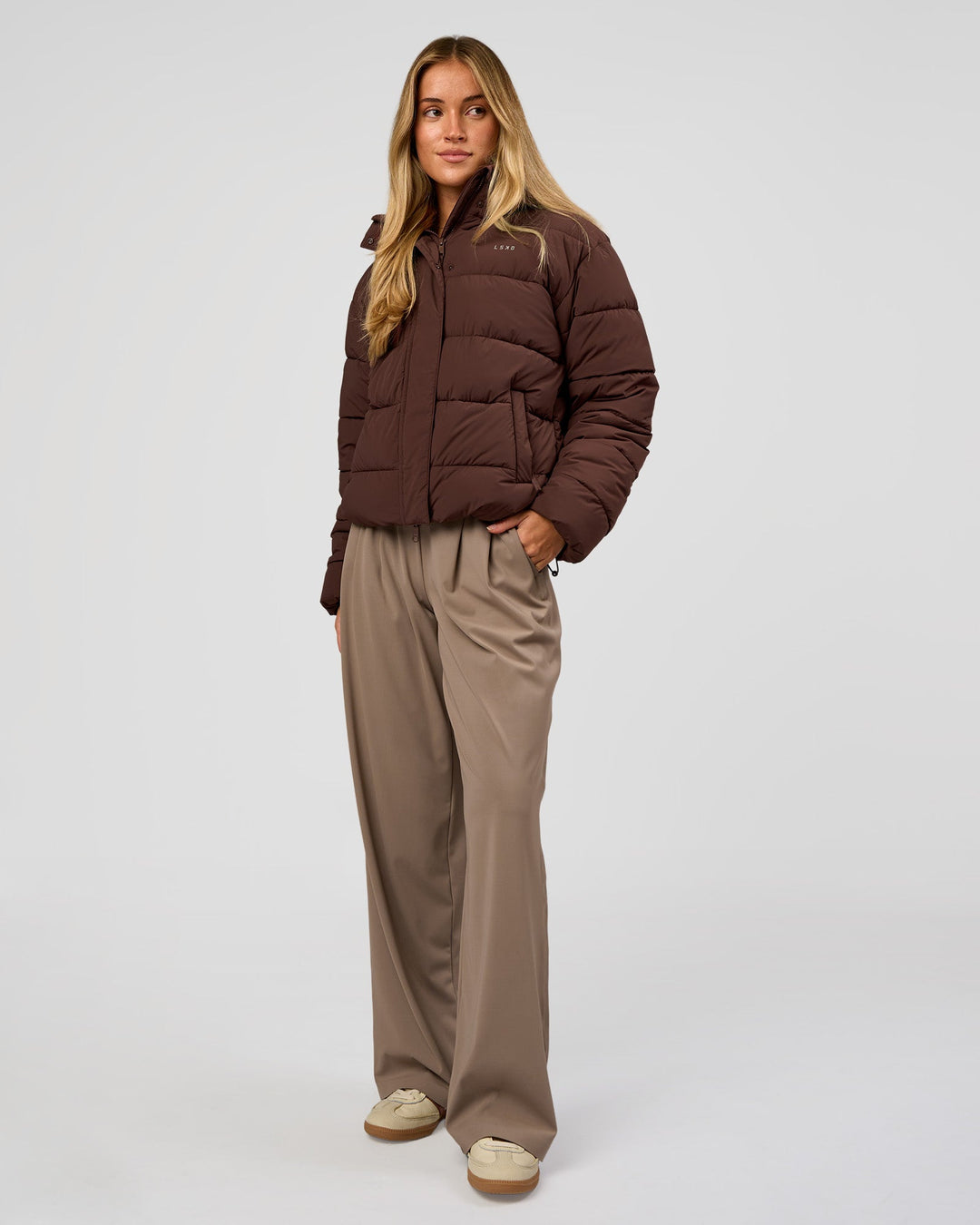 Woman wearing Go-To Puffer Jacket - Hot Chocolate | Model:Issy | Size:XS