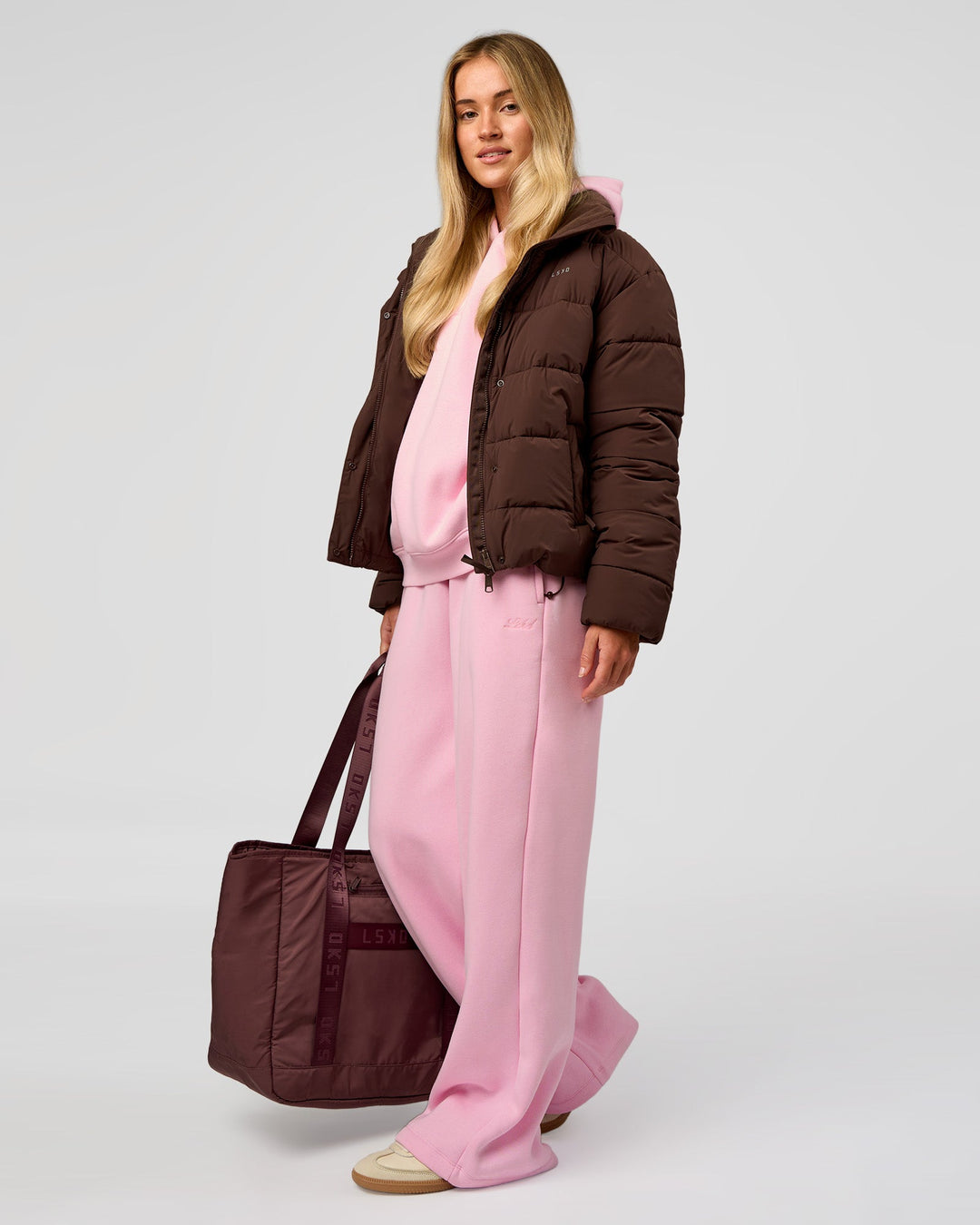 Woman wearing Go-To Puffer Jacket - Hot Chocolate | Model:Issy | Size:XS