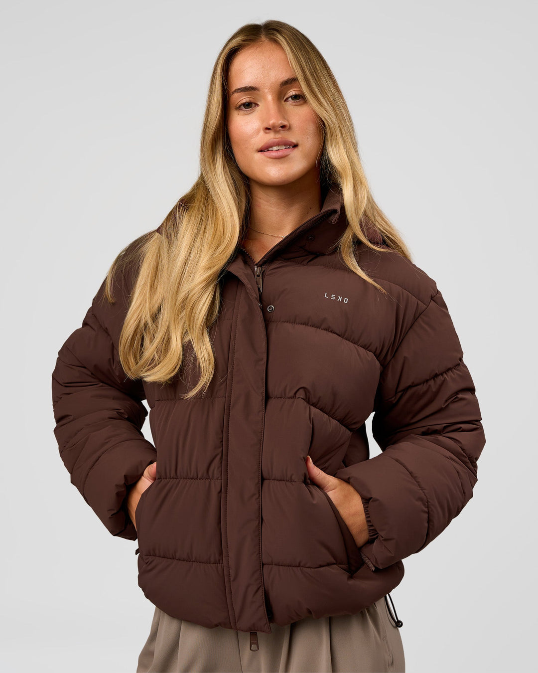 Woman wearing Go-To Puffer Jacket - Hot Chocolate | Model:Issy | Size:XS