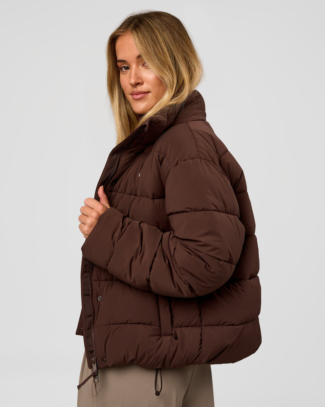 Woman wearing Go-To Puffer Jacket - Hot Chocolate | Model:Issy | Size:XS