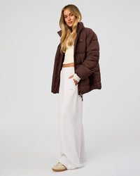 Woman wearing Go-To Puffer Mid Jacket - Hot Chocolate | Model:Issy | Size:XS | Thumbnail Index: 4