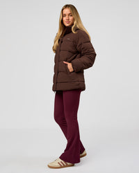 Woman wearing Go-To Puffer Mid Jacket - Hot Chocolate | Model:Issy | Size:XS | Thumbnail Index: 6