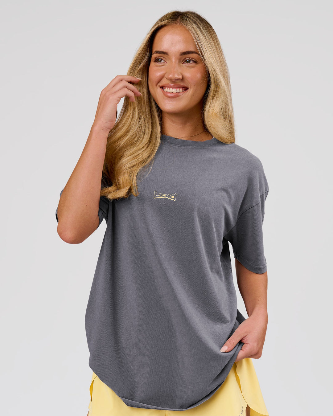 Woman wearing Magma FLXCotton Oversize Tee  - Dark Storm Washed-Lemon | Model:Issy | Size:XS - view 15