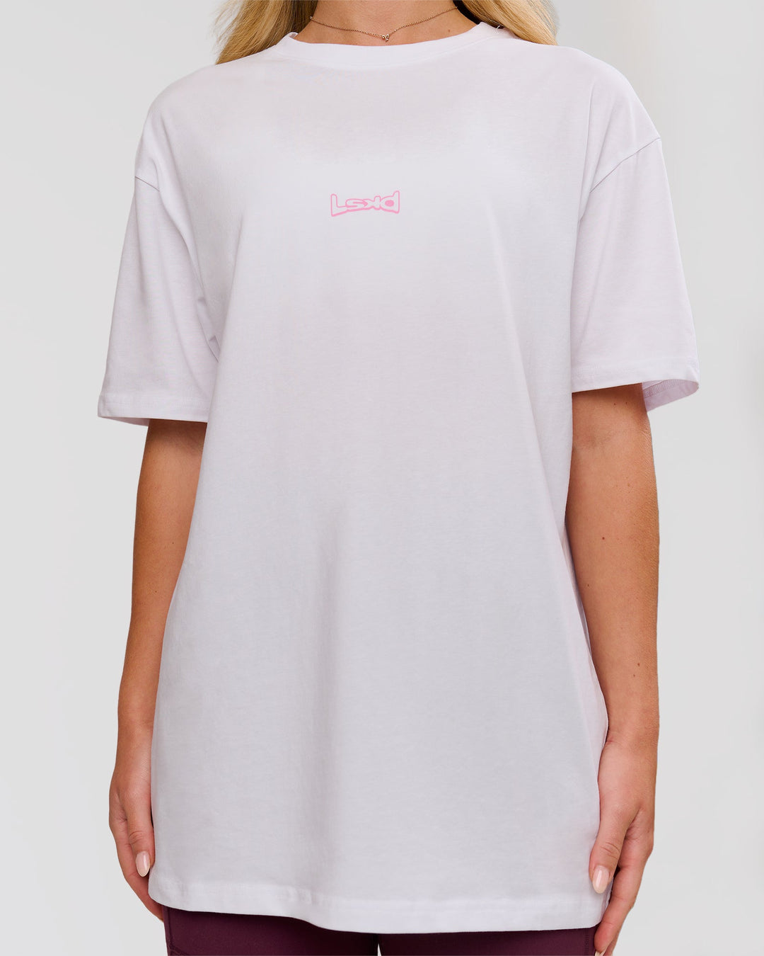 Woman wearing Magma FLXCotton Oversize Tee  - White-Pink Rose | Model:Issy | Size:XS - view 15