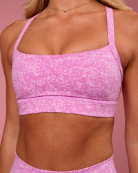 Woman wearing Momentum Sports Bra - Energy Print Marshmallow | Model:Issy | Size:XS | Thumbnail Index: 2