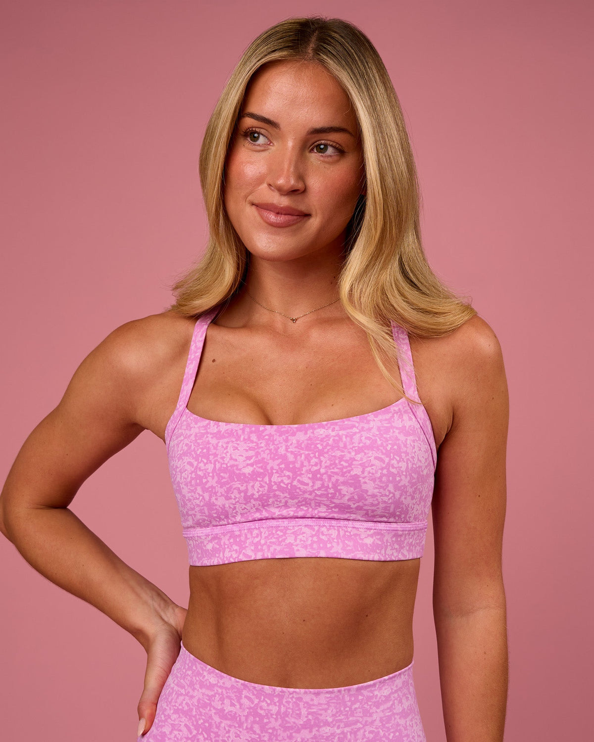 Woman wearing Momentum Sports Bra - Energy Print Marshmallow | Model:Issy | Size:XS