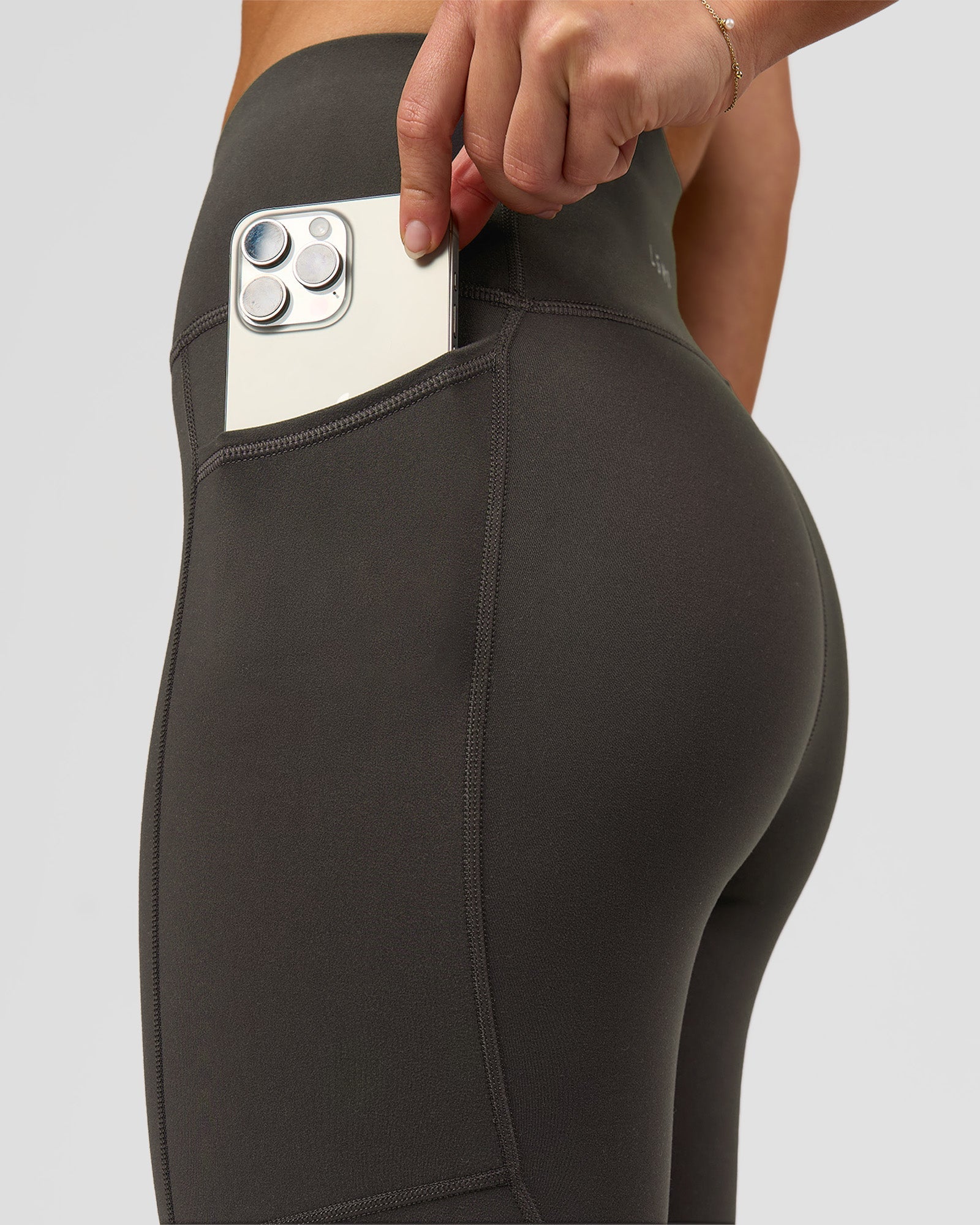 Woman wearing Rep Ultra High-Rise 7/8 Legging Pockets - Onyx-white | Model:Issy | Size:XS