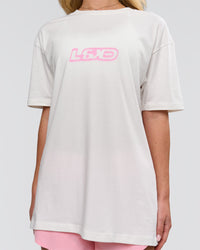 Woman wearing SoCal 26 FLXCotton Oversize Tee  - Off White-Pink Rose | Model:Issy | Size:XS | Thumbnail Index: 5