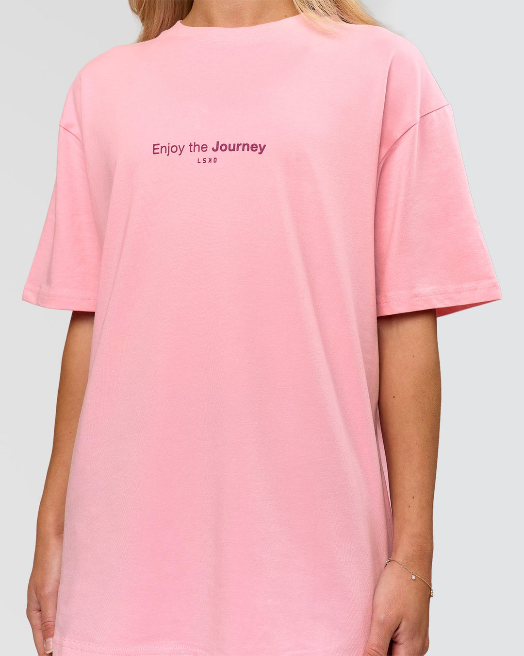 Woman wearing VS1 Enjoy The Journey FLXCotton Oversize Tee - Pink Rose | Model:Issy | Size:XS - view 12