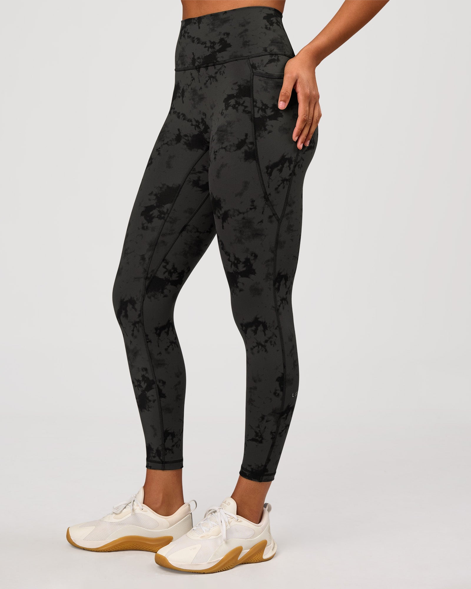 Woman wearing Fusion Ultra High-Rise 7/8 Legging Pockets - Obsidian/Black Tye Dye | Model:Rosie | Size:XS