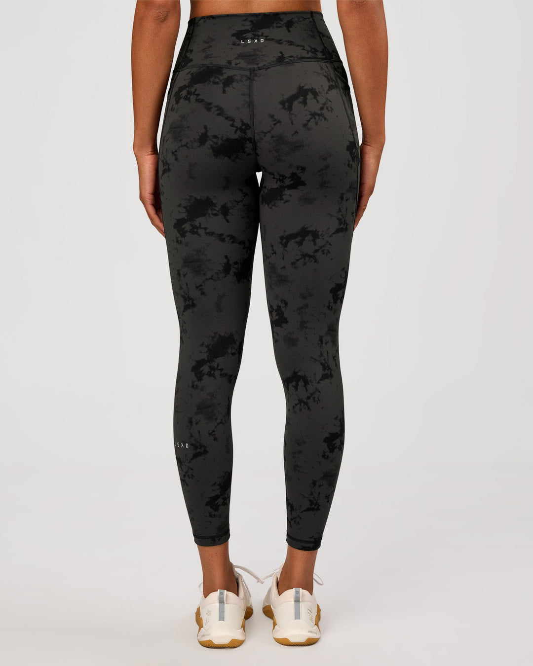 Woman wearing Fusion Ultra High-Rise 7/8 Legging Pockets - Obsidian/Black Tye Dye | Model:Rosie | Size:XS - view 4