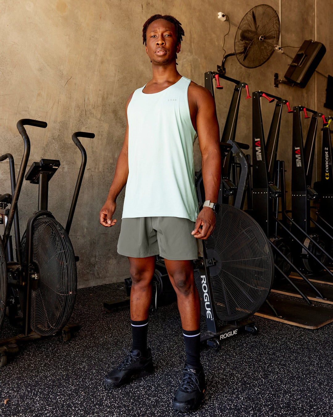 Man wearing Challenger 6&quot; Lined Performance Short - Graphite