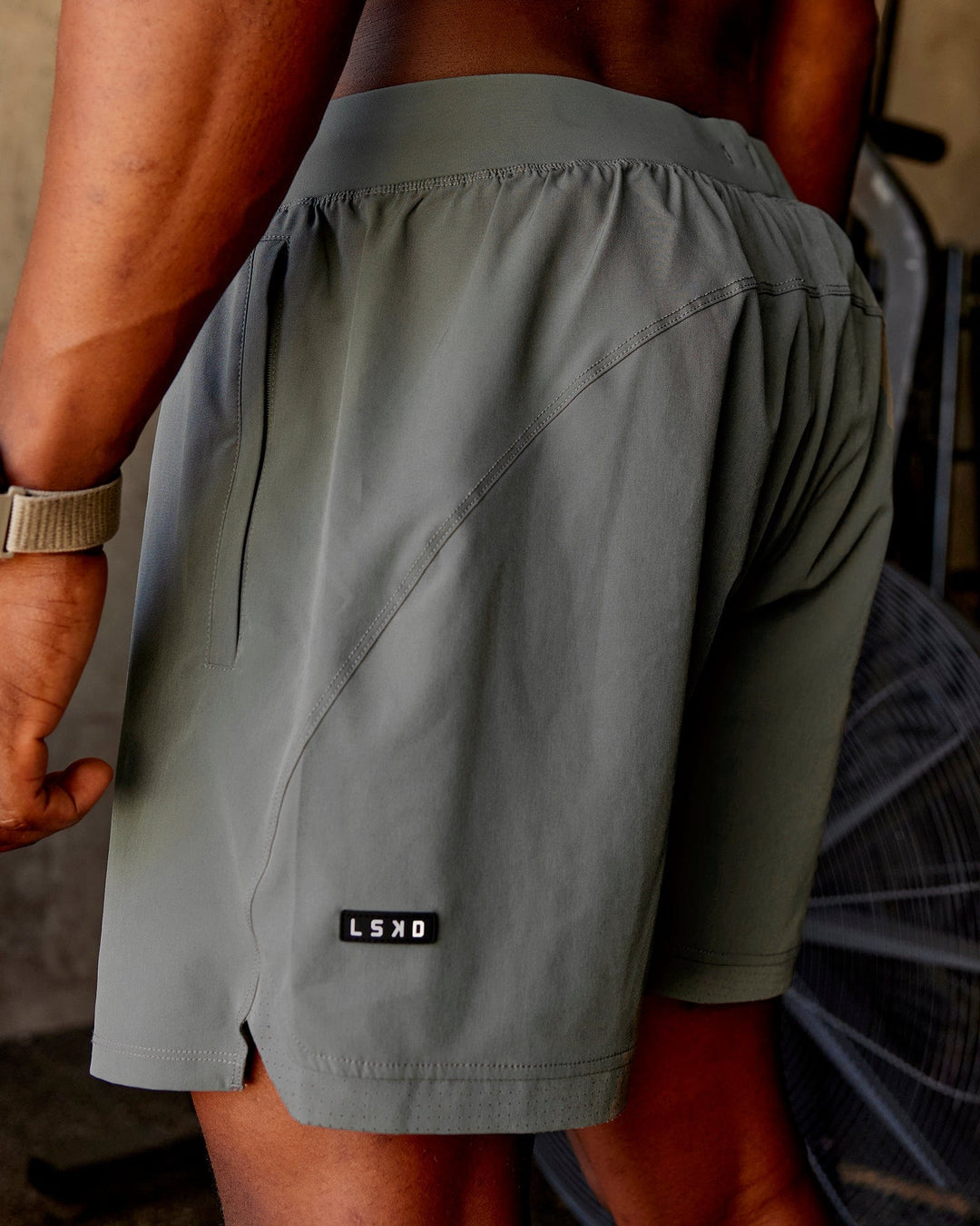 Man wearing Challenger 6&quot; Lined Performance Short - Graphite