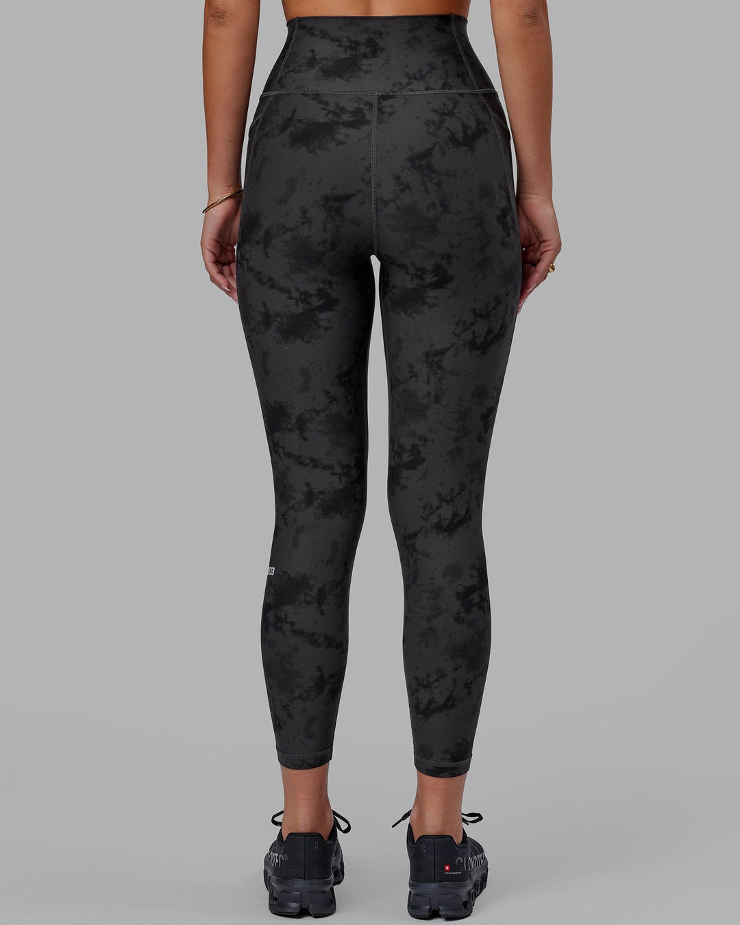 Woman wearing Fusion Ultra High-Rise 7/8 Legging Pockets - Black Tie-Dye | Model:Milly | Size:S