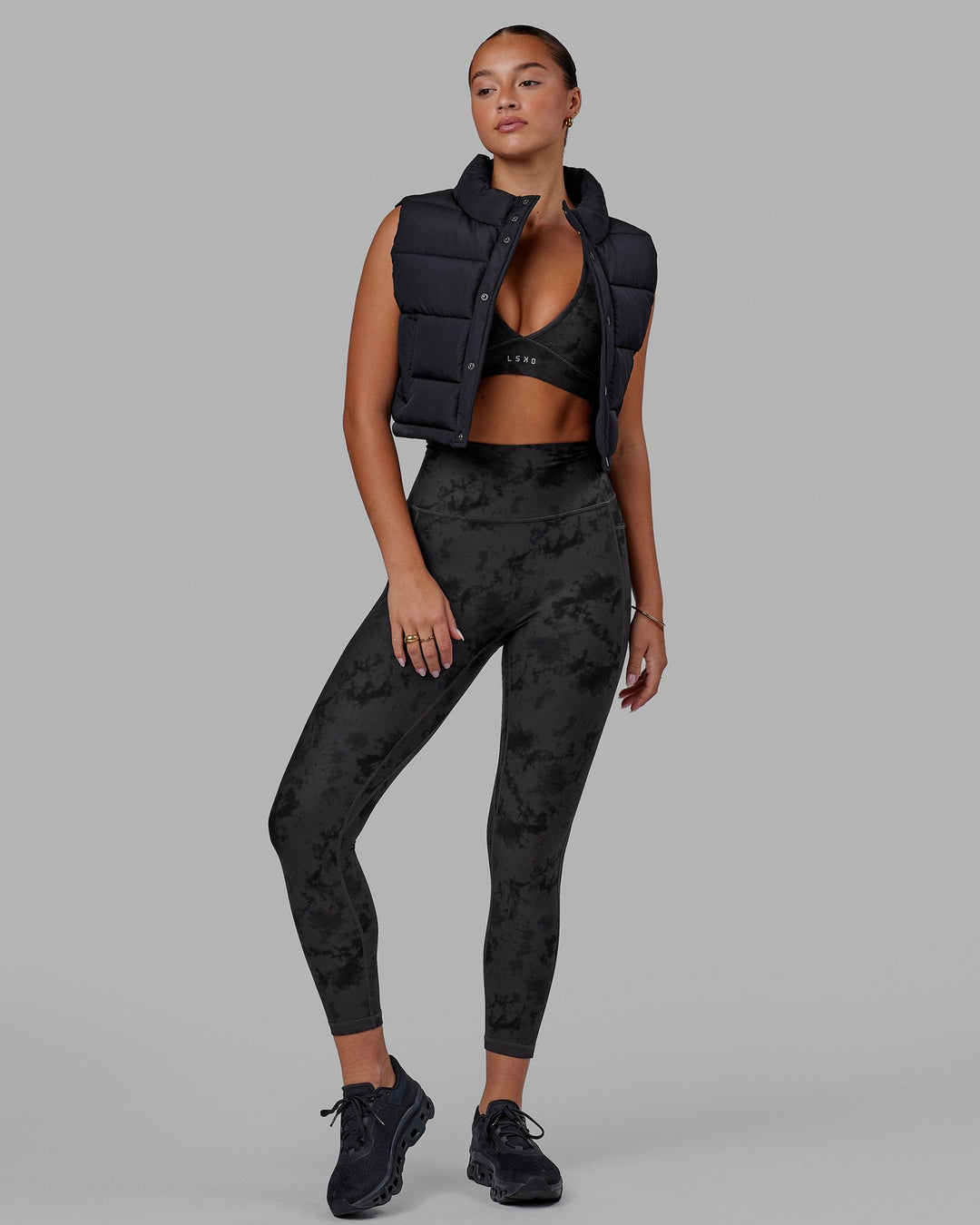 Woman wearing Fusion Ultra High-Rise 7/8 Legging Pockets - Black Tie-Dye | Model:Milly | Size:S