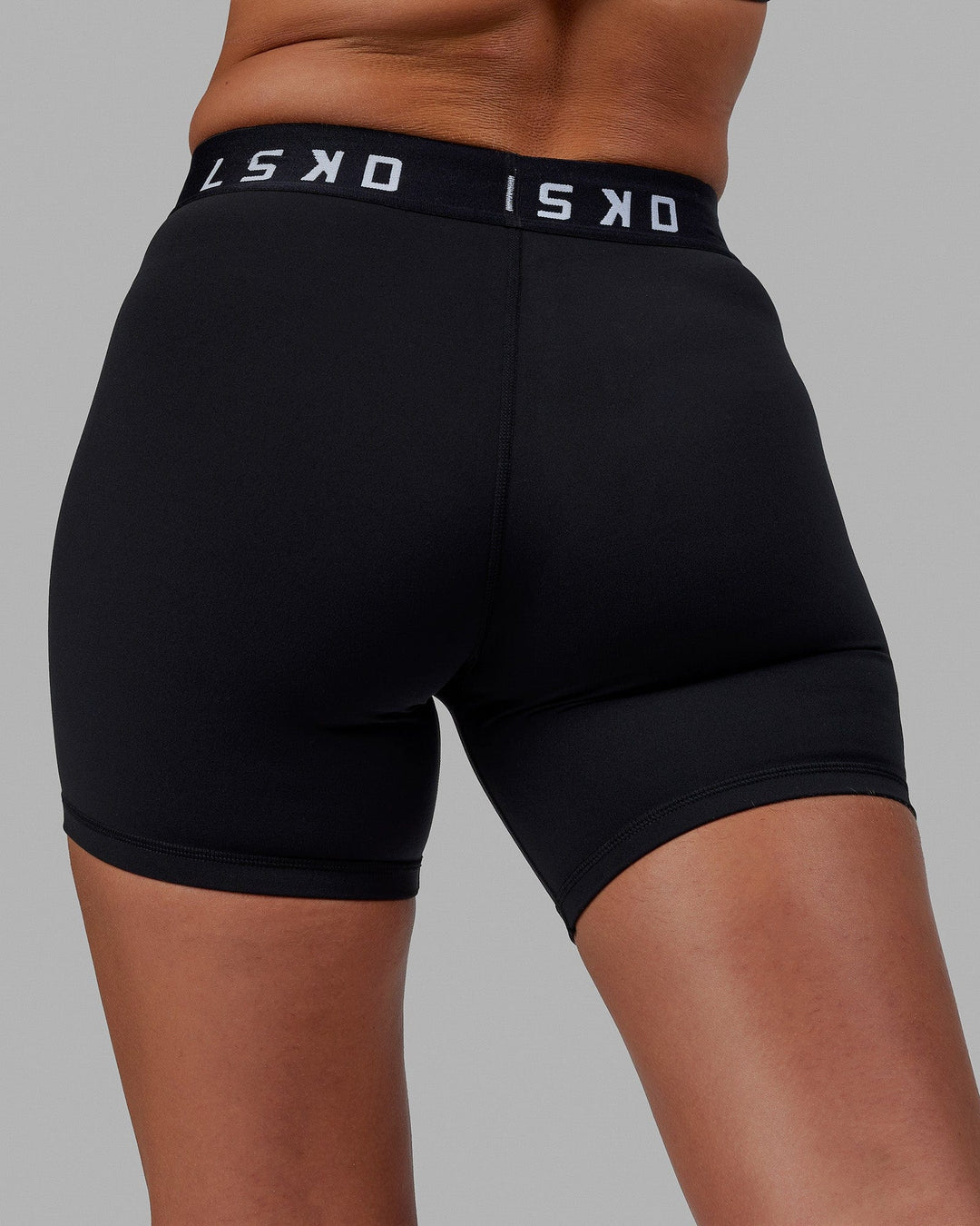 Extend Mid Shorts - Black-White