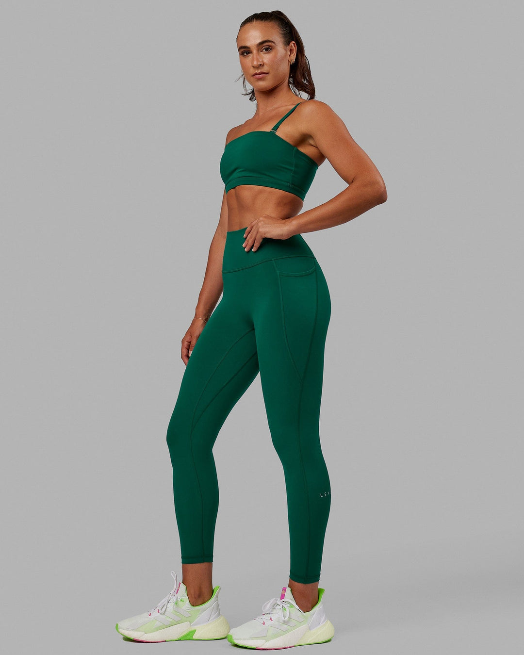 Woman wearing Fusion Ultra High-Rise 7/8 Legging Pockets - Malachite | Model:Sophie | Size:S